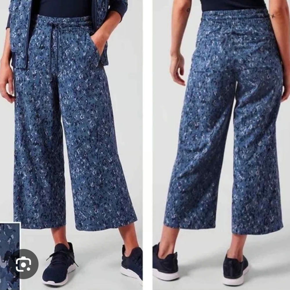 Athleta Womens Avenue Wide Leg Crop Pant Blue Camo Size 4 Athleisure Pockets